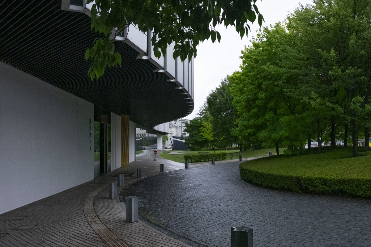 茅野市民館、東広場とギャラリーのうねる外壁
