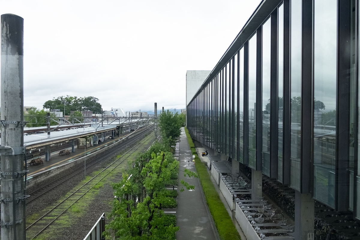 茅野市民館、線路上のブリッジからの外観