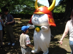 囲まれる