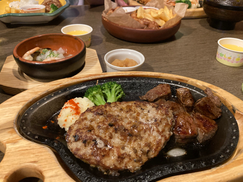 ハンバーグとサイコロステーキ