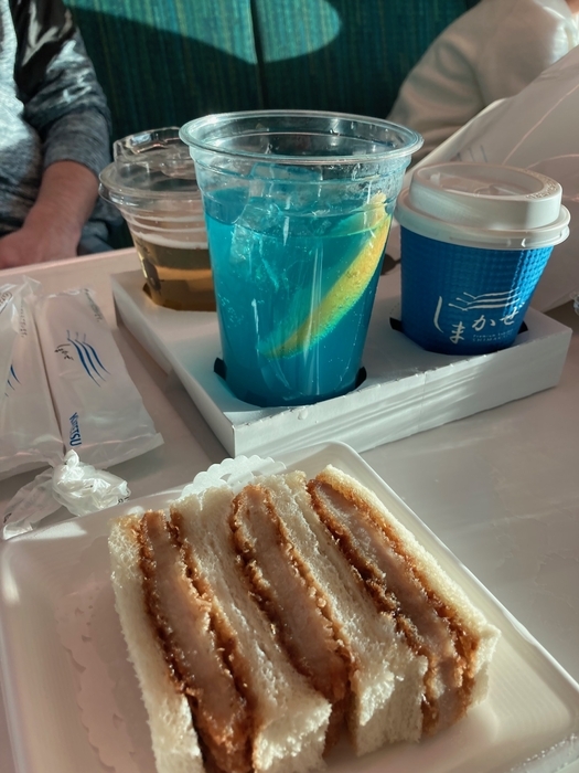カツサンドとドリンク