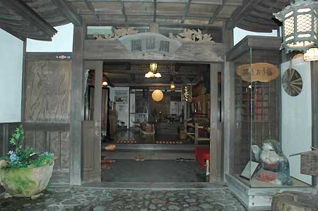 02銀山温泉古山閣正面