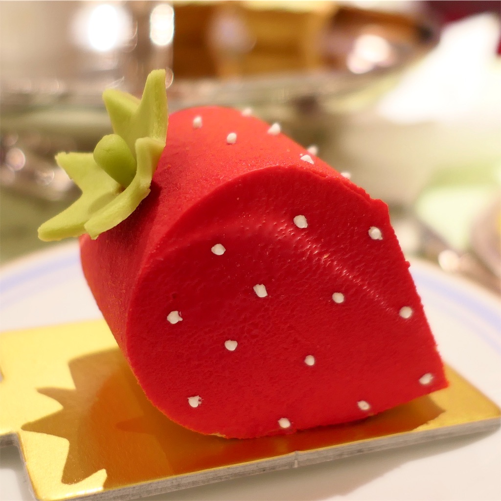 表参道の骨董通り入口に位置する ラデュレ Laduree 青山サロン 予約制で アフタヌーンティーが楽しめます レストランを愛してやまない美食ソムリエasaco の美食録