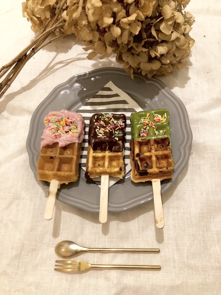 Wafflecafe ワッフルカフェ チョコ ストロベリー 抹茶などのソース カラースプレー オレオ ナッツ等を眩した可愛いワッフル