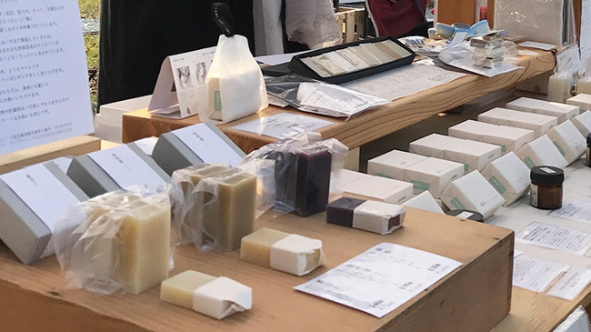 石鹸屋リーフ 昔ながらの熱を加えない製法で 熟成させて丁寧に無添加手作り石鹸を作りました