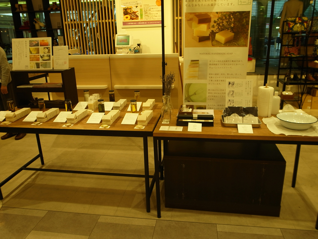 石鹸屋リーフ 昔ながらの熱を加えない製法で 熟成させて丁寧に無添加手作り石鹸を作りました