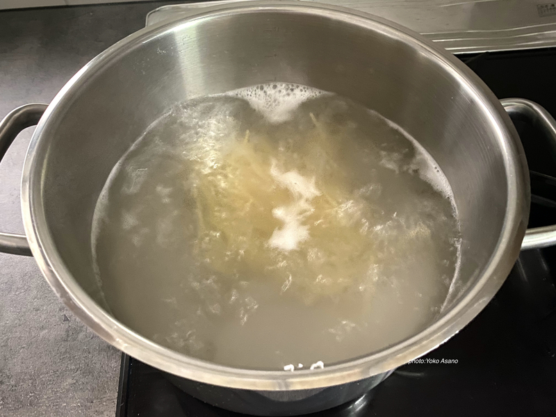 生パスタをゆでている画像