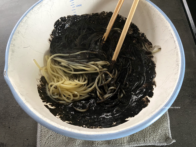 北野エースの生パスタとソースを料理する画像