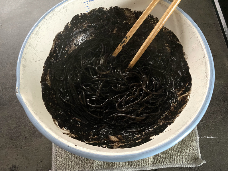 いかすみパスタを作る画像