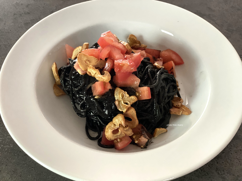 いかすみパスタを作る画像