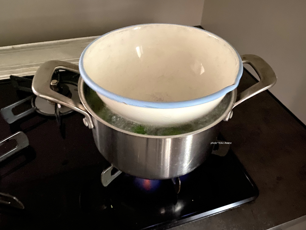 パスタのボウルを温める画像