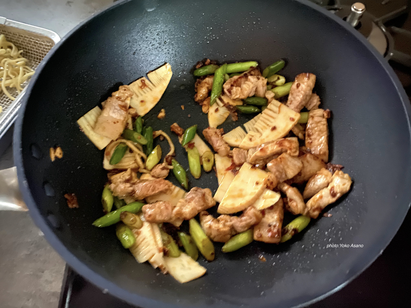 たけのことにんにくの芽で作るアジアン焼きそばの画像