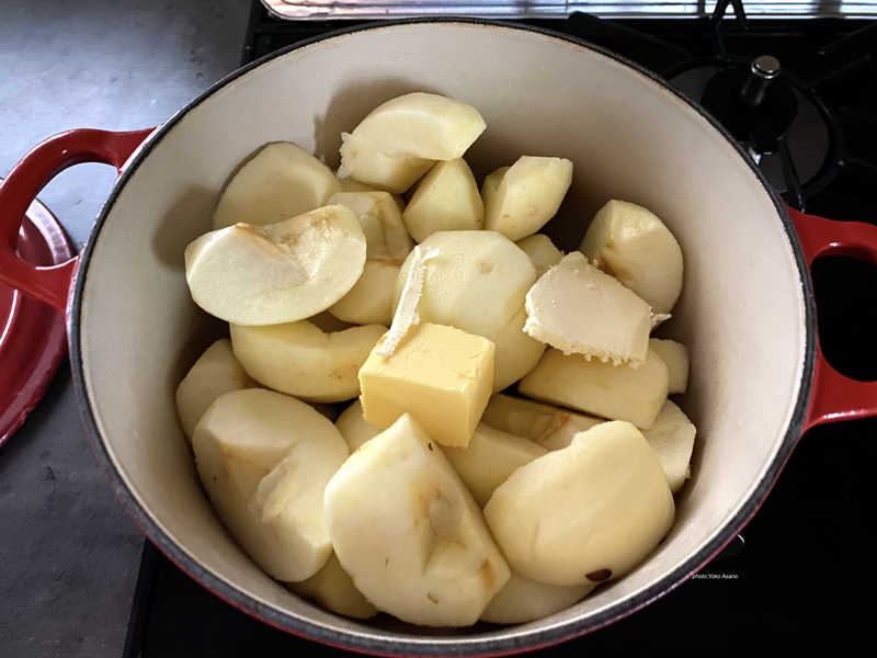アップルパイ用の煮りんごを作る画像