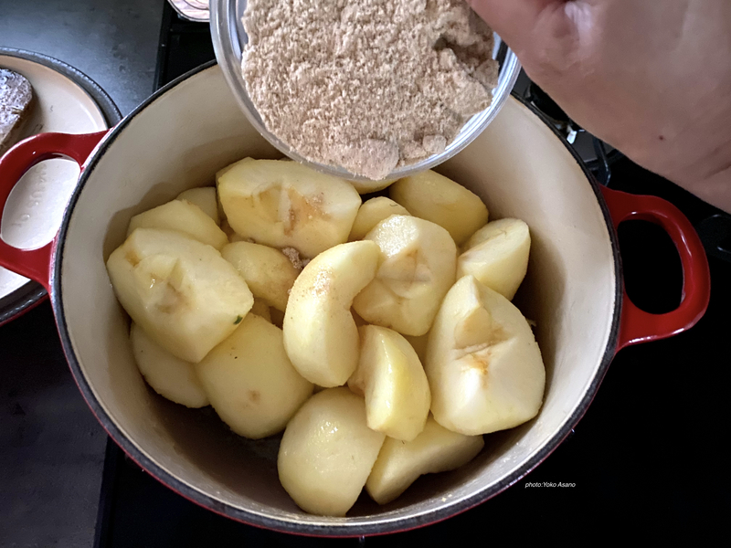 アップルパイ用の煮りんごを作る画像