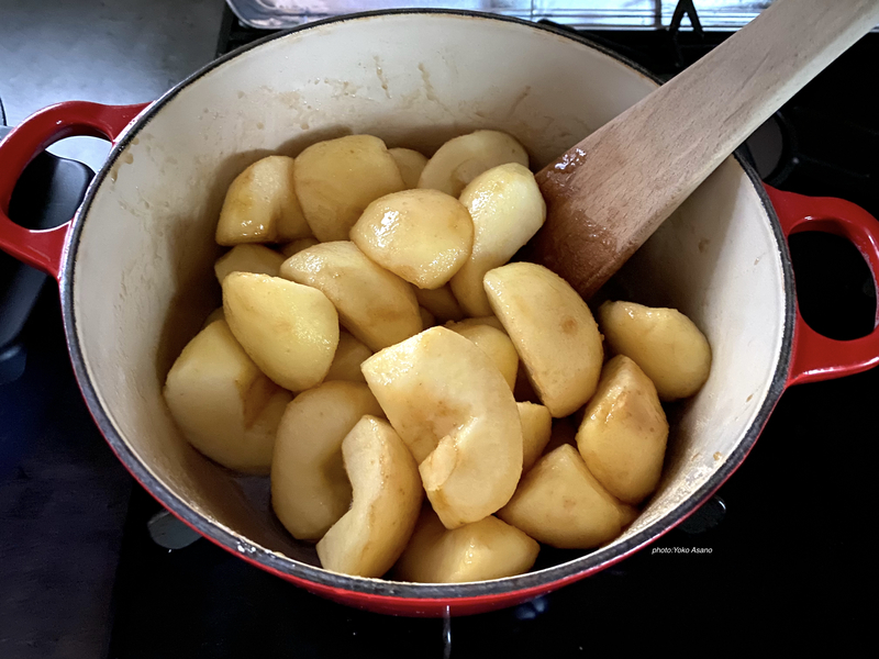 アップルパイ用の煮りんごを作る画像