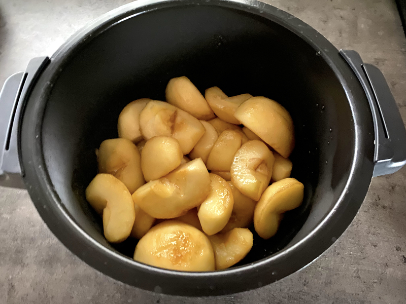 アップルパイ用の煮りんごを作る画像