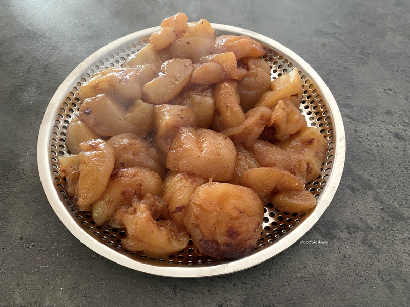 アップルパイ用の煮りんごを作る画像