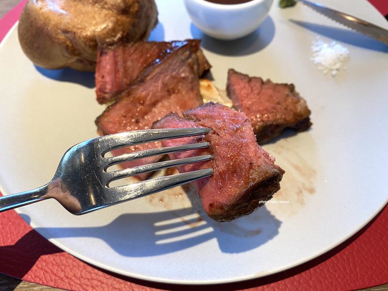 切り分けたステーキの画像