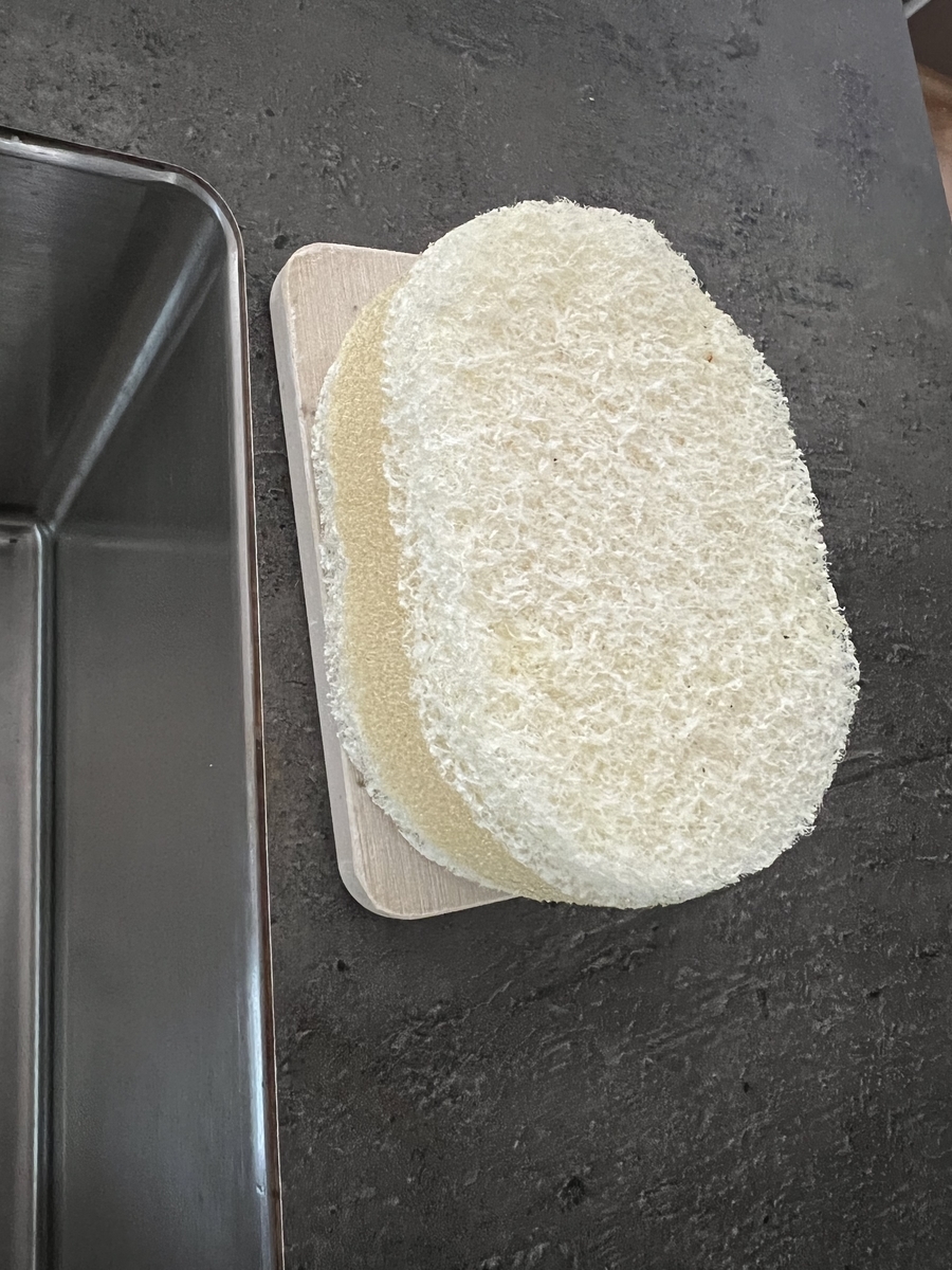 珪藻土トレイにキッチンスポンジを置いている様子