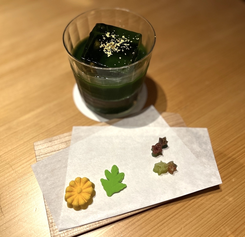 抹茶カクテルと干菓子の画像