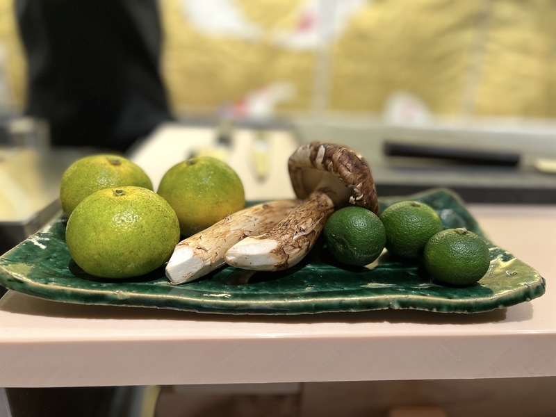 松茸と柑橘類を並べた皿の画像