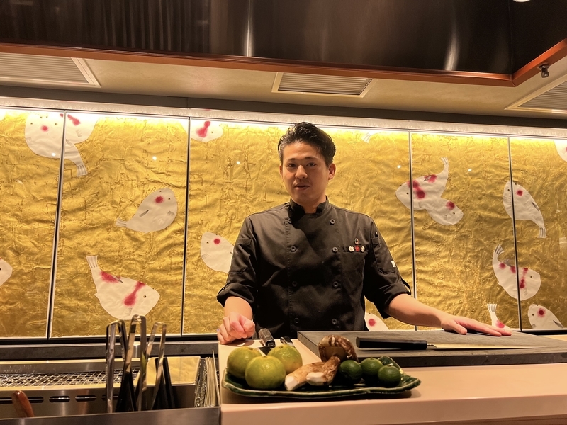 料理長の小高見（おだかみる）さんが迎えてくださる様子