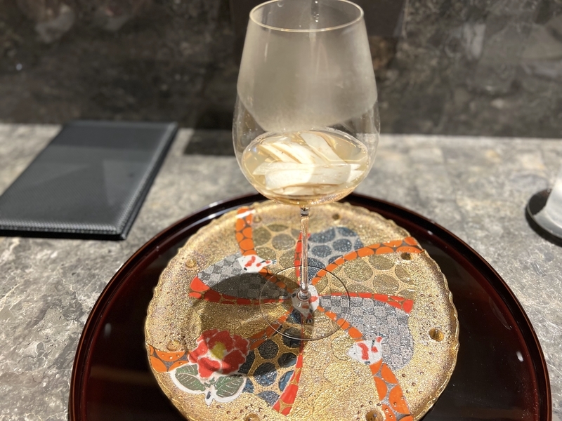 ふぐと松茸のスープがワイングラスに入った画像