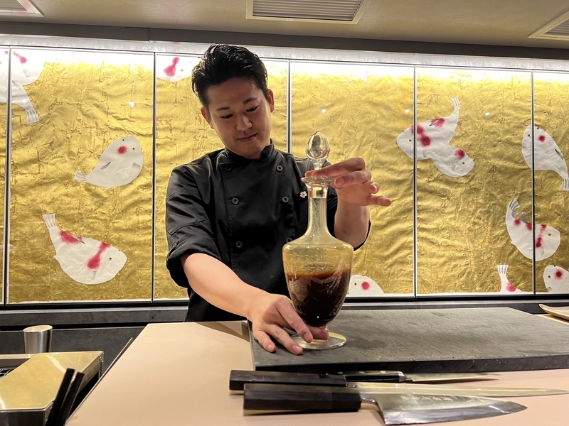 料理長が自家製ポン酢を作る様子