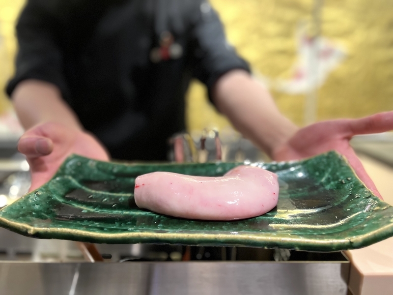 ふぐの白子をプレゼンする様子