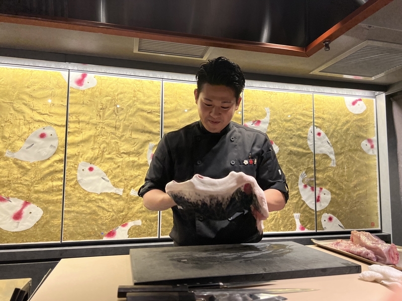 料理長がふぐの皮部分をさばく様子
