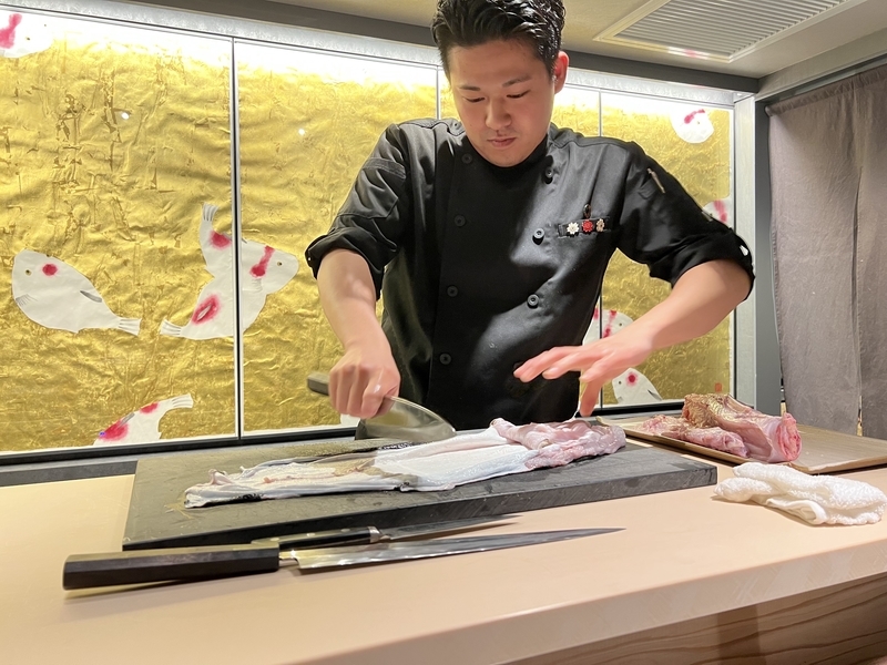 料理長がふぐの皮部分をさばく様子