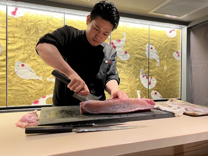 料理長がふぐの身をさばく様子