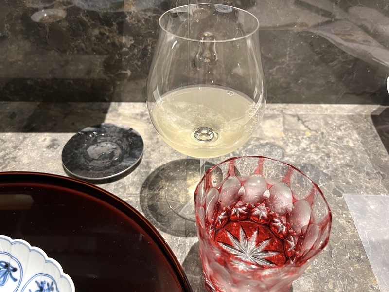 日本酒の入ったワイングラスの画像