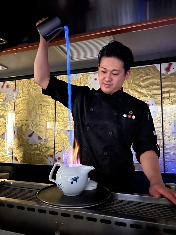 料理長がふぐのひれ酒を作る様子