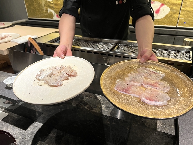 ふぐの生の部位をプレゼンする様子