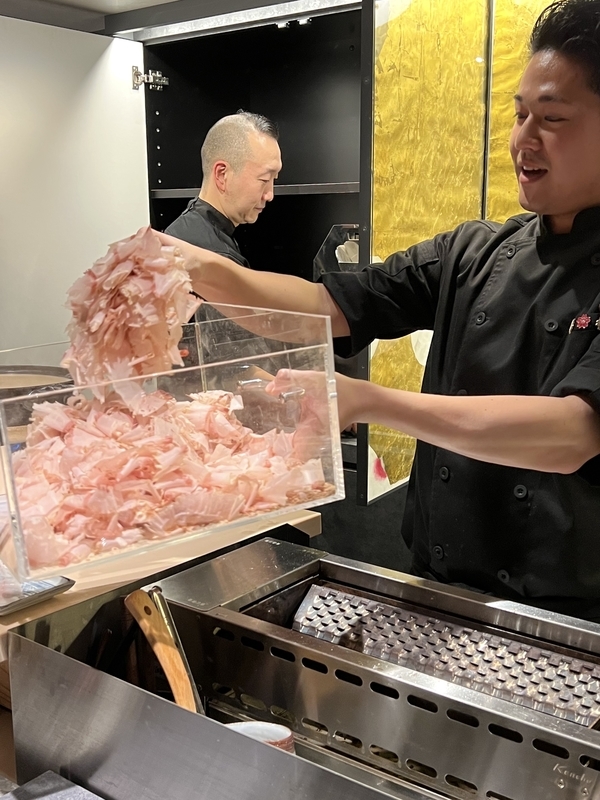 料理長がだしの準備をプレゼンテーションする様子