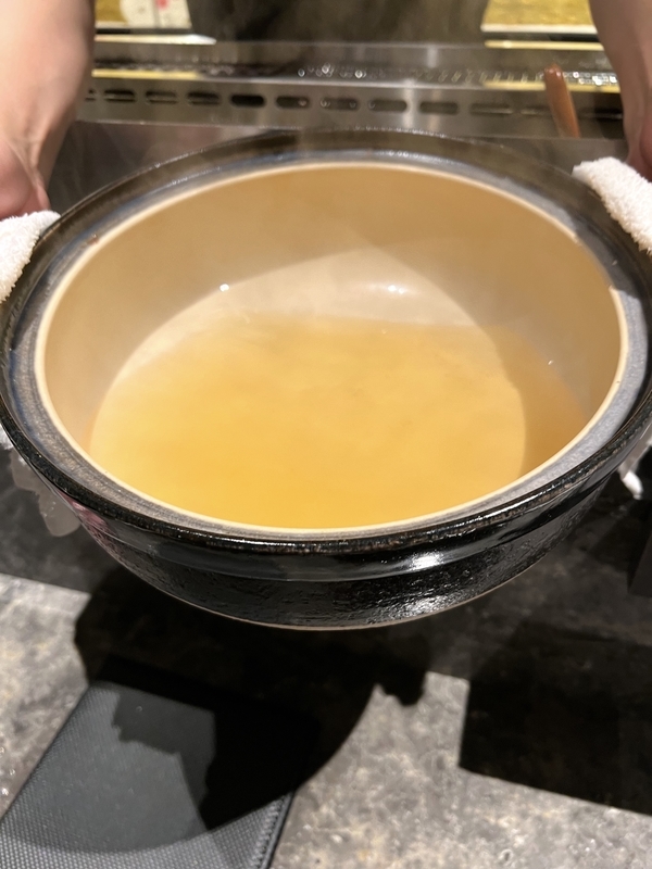 ふぐのしゃぶしゃぶしゃぶのプレゼンテーションをする様子