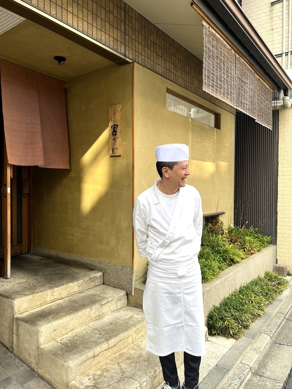 京都「ごだん 宮ざわ」の料理長が店の前で立つ様子