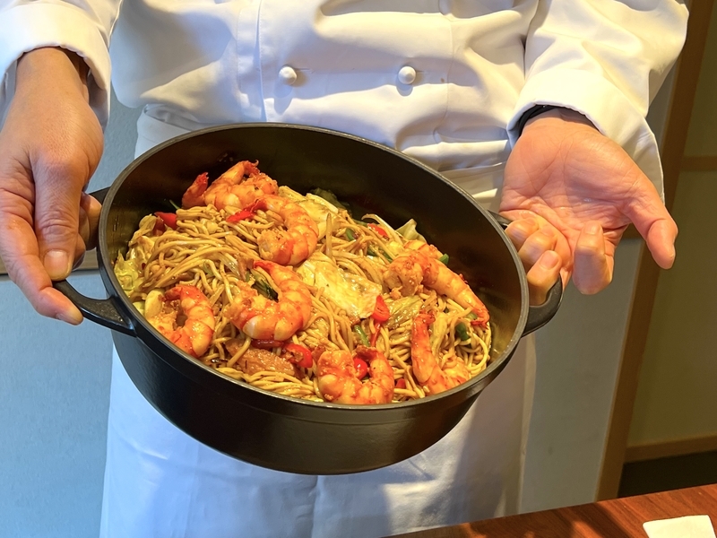 パークハイアット京都の料理をシェフがプレゼンテーションしている様子