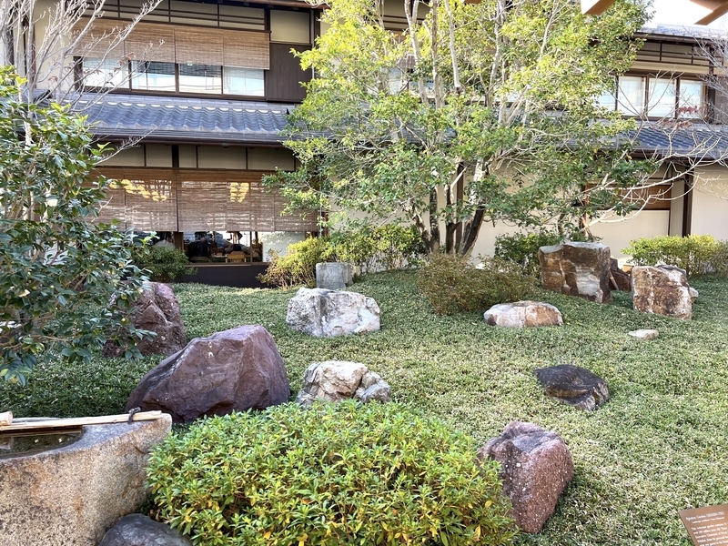 パークハイアット京都の中の庭園の画像
