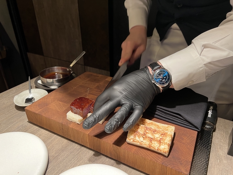新宿「USHIGOR.S（うしごろエス）」の料理を準備する画像