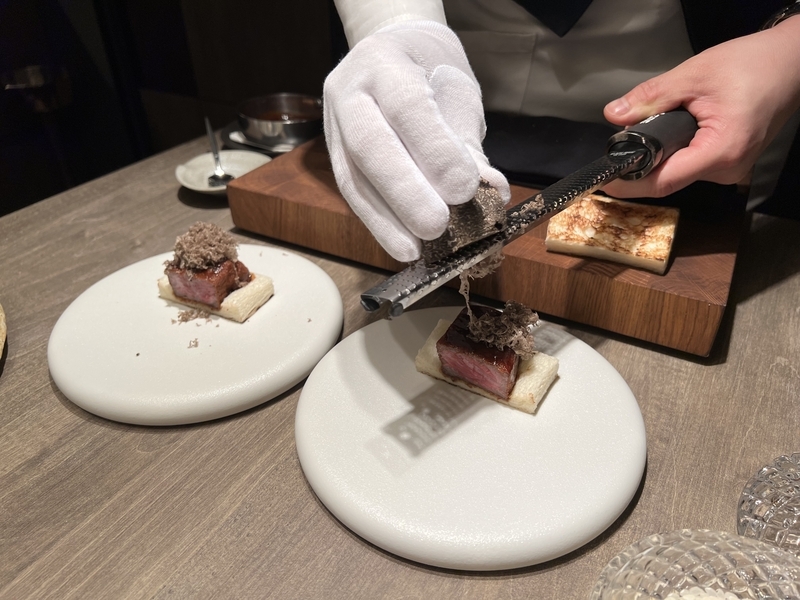 新宿「USHIGOR.S（うしごろエス）」の料理を準備する画像