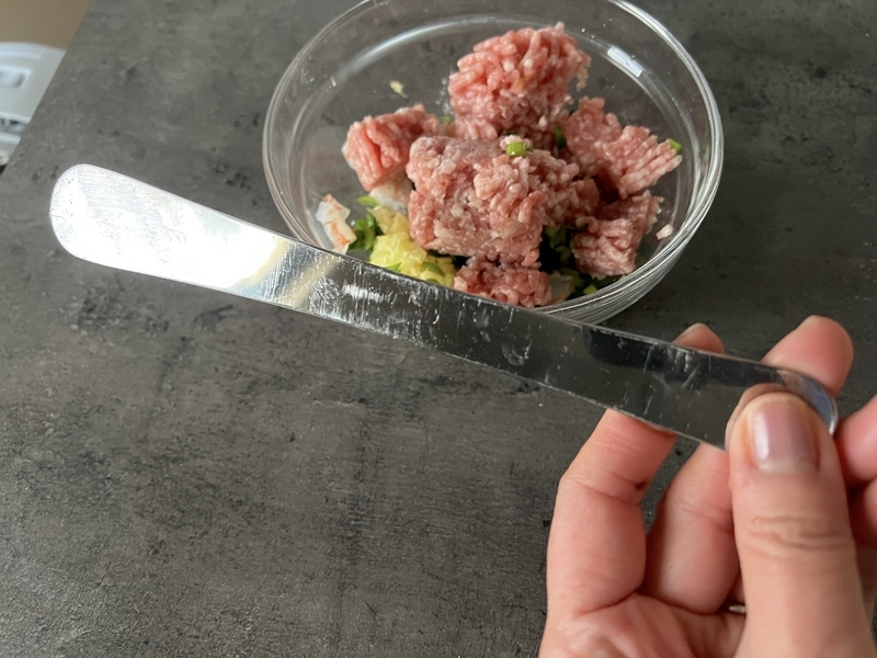 ぎょうざのたねを包む専用のヘラの画像