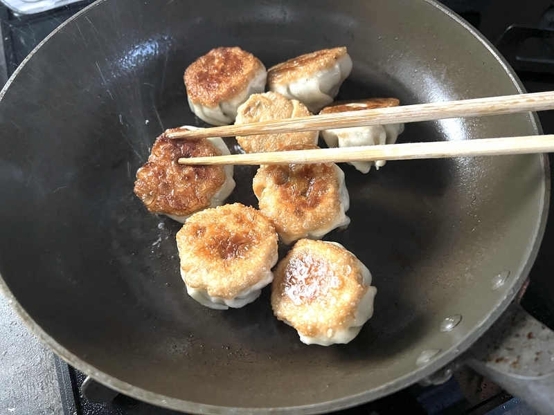 焼きニラまんじゅうを焼いている画像