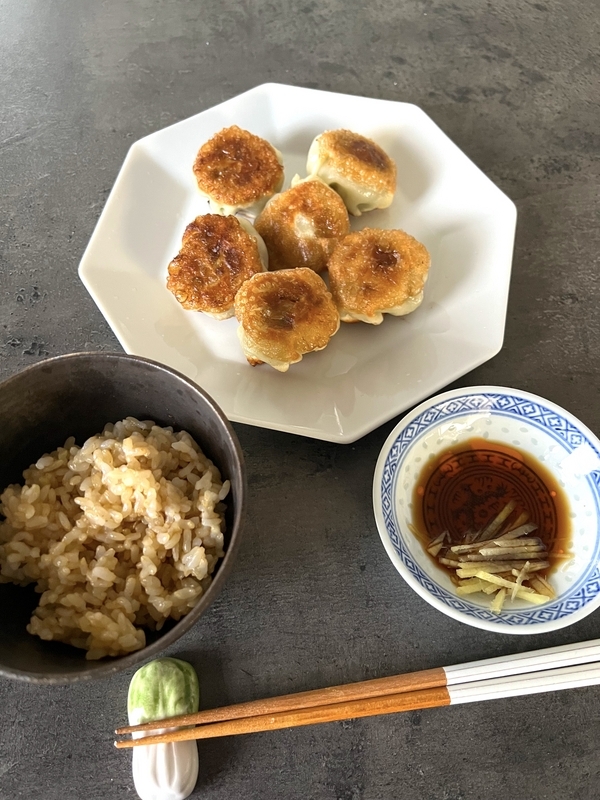 焼きニラまんじゅうを盛り付けた画像