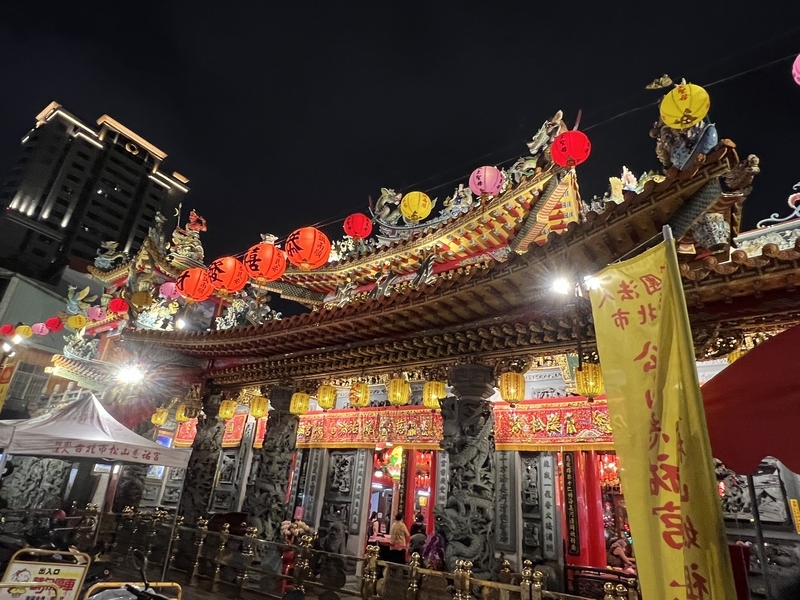 台湾の夜市の横のお寺の入り口の画像