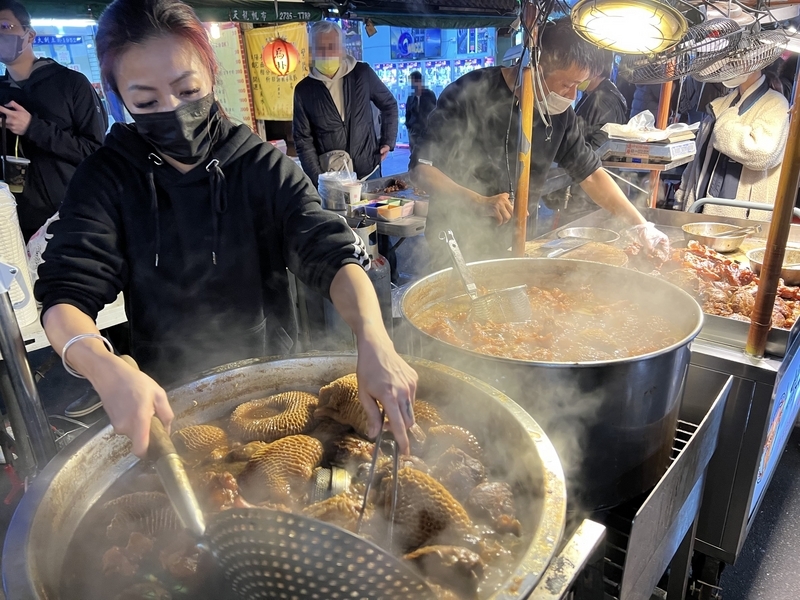 台湾の夜市の牛肉煮込みの店の画像