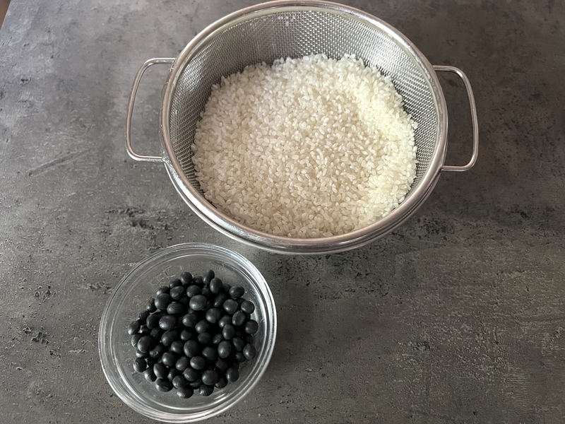 米と黒豆の画像