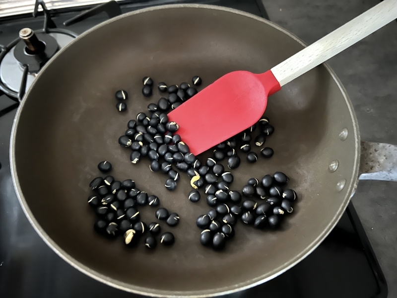 黒豆をフライパンで空炒りしている画像