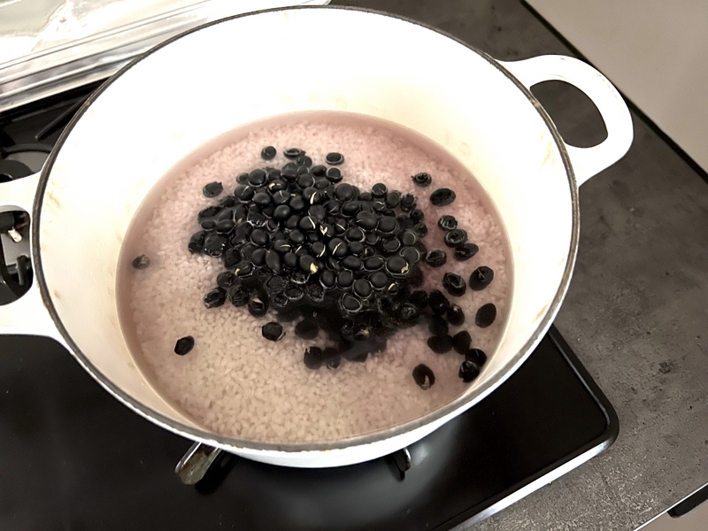 鍋に米と水、豆を入れた画像